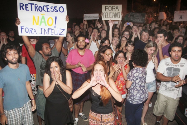 Manifestantes vaiam o deputado-pastor que fez declarações homofóbicas e preconceituosas